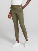 Pantalón sastrero de corte recto y ajuste entallado, con cintura de tiro medio, cierre frontal con botón y bolsillos laterales.