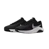 Championes Nike modelo Legend Essential 3, color negro con suela blanca y logo Swoosh en blanco. Diseño de malla transpirable con refuerzos laterales, ideal para entrenamiento.