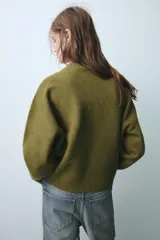 Jersey de punto de tacto suave, color azul eléctrico, con cuello redondo y manga larga. Presenta acabados en rib en cuello, puños y ruedo.
