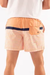 Short de baño azul con franjas horizontales en celeste y azul claro. Cuenta con cintura elástica ajustable con cordón, dos bolsillos laterales y uno trasero.