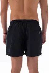 Short de baño negro con cintura elástica ajustable con cordón, bolsillos laterales y logo de la marca en blanco en la pierna izquierda.