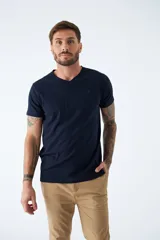 Remera básica azul marino de corte regular, con escote en V, manga corta y logo bordado en el pecho.