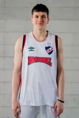 Musculosa de básquet Umbro del Club Nacional de Football, modelo alternativa 2025. Diseño en color azul marino con patrón sutil estampado, cuello redondo y sisas en rib con líneas blancas y rojas. Incluye el logo de Umbro, el escudo del club y la inscripción "Nacional" en el frente.