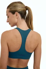 Top deportivo azul con escote redondo y espalda deportiva.