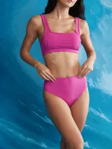 Bikini de dos piezas color magenta, con top de tirantes anchos y escote cuadrado, y bombacha de tiro alto con diseño acanalado.