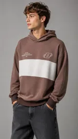 Hoodie marrón con una franja horizontal blanca en el pecho, capucha y detalles estampados en contraste.
