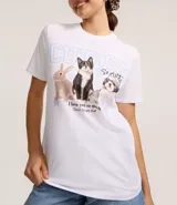 Remera de algodón blanca, modelo t-shirt, con cuello redondo y manga corta. Presenta un estampado frontal con la palabra "CUTIES" y dibujos de un conejo, un gato y un perro, junto con texto motivacional.