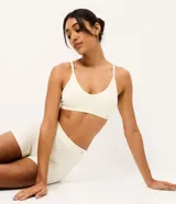 Kit de dos tops bralette confeccionados en poliamida sin costuras, con escote en V, tirantes finos regulables y copas removibles.
