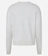 Suéter blanco de punto con cuello redondo y mangas largas. Presenta textura de rayas horizontales.