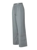 Pantalón celeste de lino orgánico y viscosa, de corte recto y tiro alto, con cintura elástica y cordón ajustable. Presenta detalles de broderie tono a tono en los laterales y en el diseño inferior de las perneras.