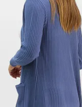 Cardigan abierto de tejido acanalado, con bolsillos frontales y mangas largas de corte entallado con puños de rib.