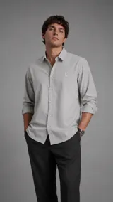 Camisa de hombre con cuello italiano y mangas largas, diseño a rayas finas en color gris, con cierre frontal de botones y bordado sutil en el pecho.