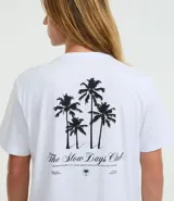 Remera masculina color blanco, modelo Comfort, de manga corta y cuello redondo. Presenta una pequeña estampa frontal con texto y una estampa grande de palmeras en la espalda.