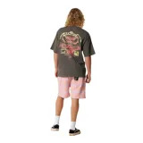 Remera de algodón color gris oscuro con cuello redondo, manga corta y corte holgado. Presenta un estampado gráfico central en tonos amarillos y rosados con la inscripción 'Critical Slide'.