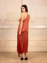 Vestido largo color ladrillo de seda con breteles finos y escote recto con fruncido.