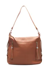Cartera de hombro mediana confeccionada en cuero texturizado color marrón. Presenta dos bolsillos frontales con cierre decorados con tiradores de flecos y herrajes plateados. Incluye una correa de hombro fija y cierre principal superior.
