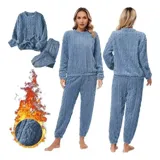Conjunto de pijama de dos piezas confeccionado en plush suave con textura de ochos. Incluye una remera de manga larga con cuello redondo y un pantalón de corte recto con cintura elástica.