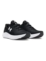 Championes de running Under Armour modelo Charged Surge 4, color negro con entresuela blanca. Presentan una parte superior de malla transpirable con detalles sintéticos para mayor soporte, cuello acolchado y tecnología Charged Cushioning en la entresuela para una amortiguación superior.