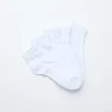 Pack de cinco pares de medias deportivas tobilleras de color blanco, con tejido elástico y refuerzo en el talón y la puntera.