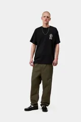 Remera Carhartt WIP de manga corta en color negro, de corte holgado, con cuello redondo y pequeño estampado gráfico de una cerradura con la inscripción de la marca en el pecho.