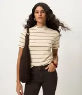 Blusa de ribana color beige con rayas horizontales negras, cuello medio y mangas cortas.