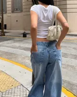 Pantalón de jean estilo wide leg y tiro bajo, en tono azul claro con efecto deslavado y diseño de perneras amplias.