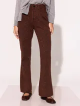 Pantalón de jeans semi-oxford de gabardina color chocolate con estampado animal print, tiro alto y largo full-length.