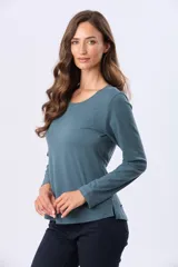 Remera de manga larga con cuello redondo, confeccionada en tejido de algodón suave con caída ligera y corte clásico.