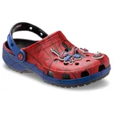 Zuecos tipo clog de goma, color rojo con estampado de telaraña negra y detalles en azul. Presentan una suela y tira del talón en azul con diseño de telaraña. Incluyen dijes Jibbitz™ temáticos de Spider-Man.