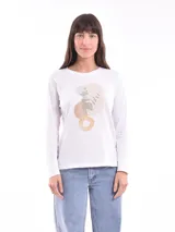 Remera negra de manga larga con escote en V y estampa frontal blanca con diseño de soles y la frase 'Woke Up'.