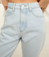 Pantalón mom fit de denim celeste claro con efecto delavé, tiro alto y bolsillos funcionales.