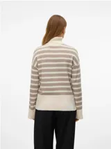 Sweater de punto con diseño de rayas horizontales en tonos beige y crema, cuello alto y mangas largas con puños anchos. Presenta un corte holgado y tejido de textura suave.