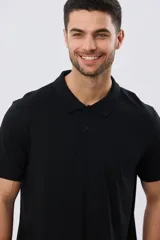 Remera polo de manga corta en color azul melange, con cuello camisero, cierre frontal de dos botones y pequeño bordado en el pecho.