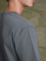 Remera de algodón pesado, color azul marino, con cuello redondo y manga corta.
