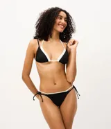 Bombacha de bikini de microfibra color negro, con diseño de cintura doble con ribete en contraste y laterales finos para atar.