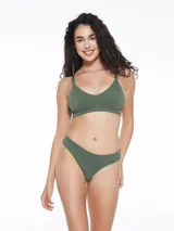 Top de bikini color verde militar con brillo, diseño triangular y tirantes ajustables.
