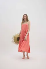 Vestido largo de lino color salmón con fit amplio, cortes irregulares, ruedo asimétrico con vuelo y breteles dobles con cuerda.