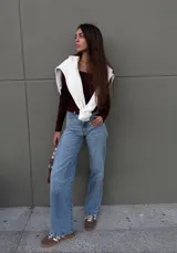 Pantalón de jean corte wide leg en color azul claro, con tiro medio y diseño de pierna ancha.