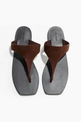 Sandalias de dedo planas en cuero, con punta cuadrada y tira ancha sobre el empeine.