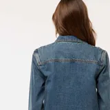 Blusa de jean de corte recto, con cuello polo, escote en V y bolsillo frontal en el pecho. Presenta mangas largas y un diseño de calce holgado.