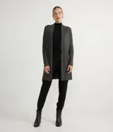 Cárdigan largo de punto color rojo con bolsillos delanteros.