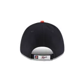 Gorra New Era 9Forty color azul marino con logo bordado de los Detroit Tigers en naranja y visera curva.