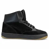Zapatillas de media caña Airwalk modelo Enigma Total Black, de color negro con suela de goma marrón. Combinan paneles de gamuza y cuero sintético, con cordones negros y logo circular en el lateral.