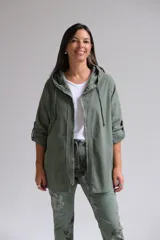 Campera verde militar con capucha, cierre frontal y mangas tres cuartos con detalle de ajuste.