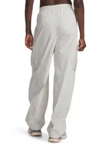 Pantalón cargo de corte holgado en color beige, confeccionado en tejido ripstop técnico con tecnología repelente al agua. Presenta cintura elástica, bolsillos laterales, bolsillos traseros y bolsillos cargo laterales con solapa.