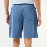Bermuda de felpa ligera color azul, corte estándar y bolsillos laterales, ideal para un look casual y cómodo.