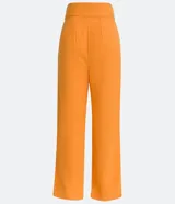 Pantalón recto de tiro alto color naranja, con doble botonadura, pinzas y trabillas en la cintura.