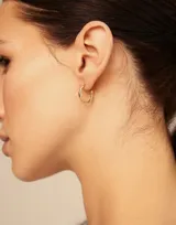 Aros tipo argolla de diseño orgánico y minimalista, con acabado plateado brillante.