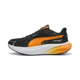 Championes Puma modelo McLaren Hypnotic LS 2, de diseño deportivo con combinación de colores negro y naranja. Presenta una suela gruesa con degradado de blanco a naranja y el logo de McLaren Racing en el lateral.