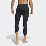 Calza deportiva Adidas Techfit de corte 3/4, color negro. Presenta cintura elástica con logo y tecnología Techfit para compresión muscular, además de inserciones de malla para mayor ventilación y tecnología Climacool que gestiona la humedad.